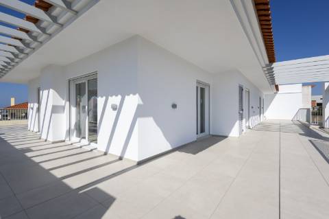 Penthouse T3 com excelente exposição solar na Ericeira