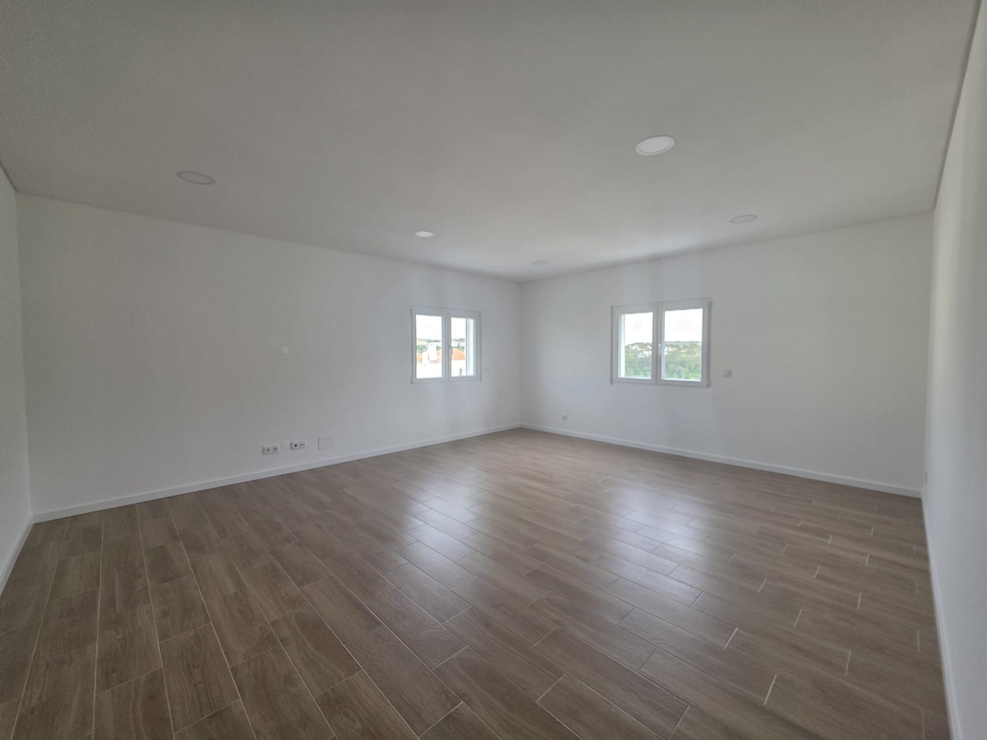 Apartamento Duplex em prédio com elevador para arrendar em Mafra