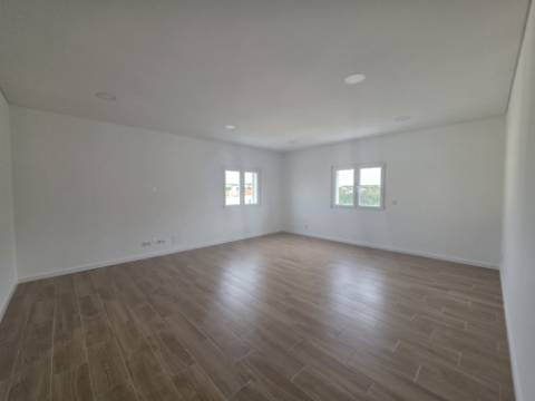 Apartamento Duplex em prédio com elevador para arrendar em Mafra