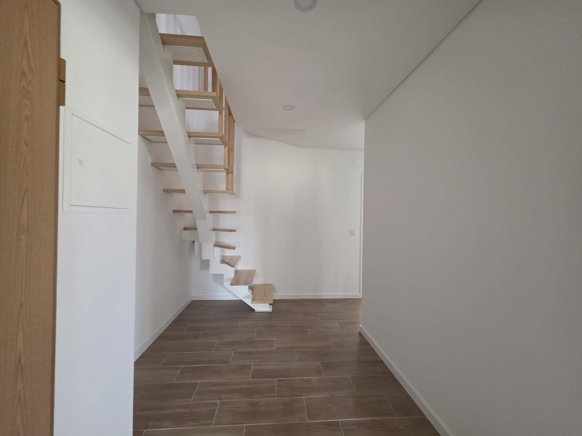 Apartamento Duplex em prédio com elevador para arrendar em Mafra