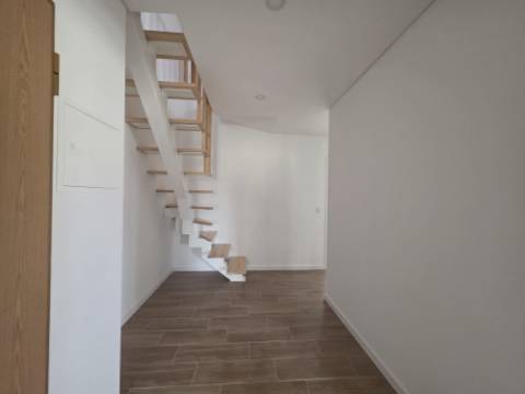 Apartamento Duplex em prédio com elevador para arrendar em Mafra