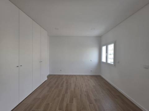 Apartamento Duplex em prédio com elevador para arrendar em Mafra