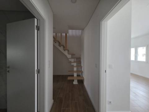 Apartamento Duplex em prédio com elevador para arrendar em Mafra