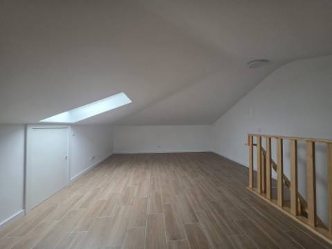 Apartamento Duplex em prédio com elevador para arrendar em Mafra