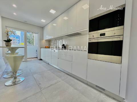 T3 CENTRO PAREDE a 10min. PÉ PRAIA|COMBOIO