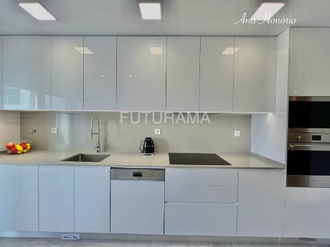 T3 CENTRO PAREDE a 10min. PÉ PRAIA|COMBOIO