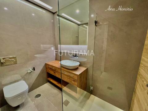 T3 CENTRO PAREDE a 10min. PÉ PRAIA|COMBOIO