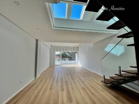 T3 CENTRO CARCAVELOS a 10min. PÉ PRAIA