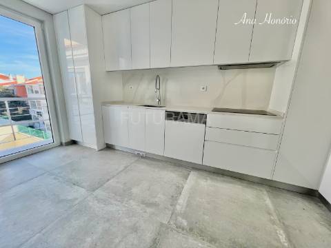 T3 CENTRO CARCAVELOS a 10min. PÉ PRAIA