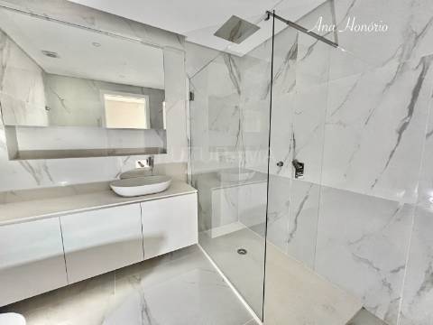 T3 CENTRO CARCAVELOS a 10min. PÉ PRAIA