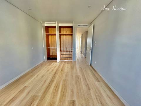 T3 CENTRO CARCAVELOS a 10min. PÉ PRAIA