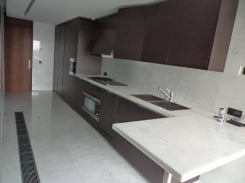 Restelo-Belém - Apartamento T4 de Luxo no com vista sobre o Tejo e Lisboa, novo a estrear