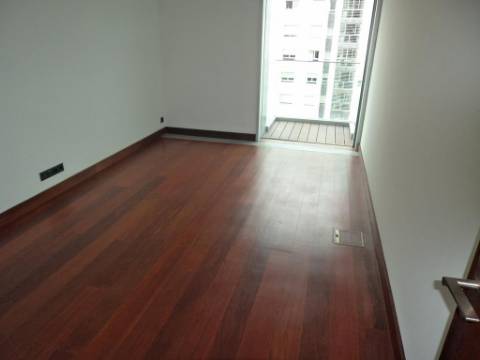 Restelo-Belém - Apartamento T4 de Luxo no com vista sobre o Tejo e Lisboa, novo a estrear