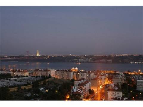 Apartamento T4 de Luxo no Restelo com Vista sobre Tejo e Lisboa