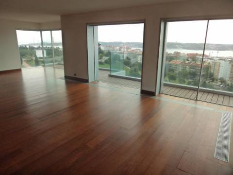 Apartamento T4 de Luxo no Restelo com Vista sobre Tejo e Lisboa