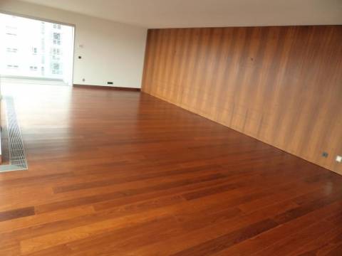Apartamento T4 de Luxo no Restelo com Vista sobre Tejo e Lisboa