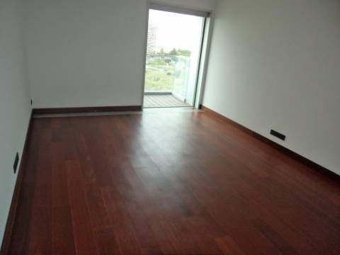 Apartamento T4 de Luxo no Restelo com Vista sobre Tejo e Lisboa