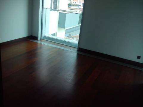 Apartamento T4 de Luxo no Restelo com Vista sobre Tejo e Lisboa