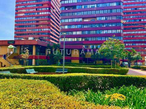 Apartamento T3 na Torre Londres, nas Palmeiras - Oeiras