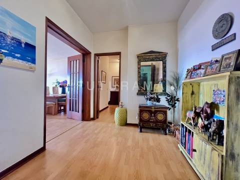 Apartamento T3 na Torre Londres, nas Palmeiras - Oeiras