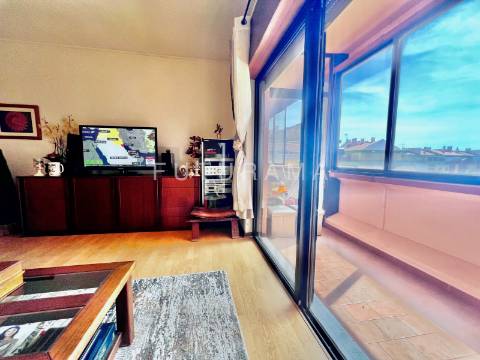 Apartamento T3 na Torre Londres, nas Palmeiras - Oeiras