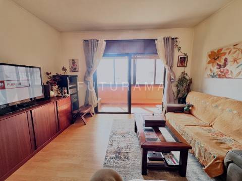 Apartamento T3 na Torre Londres, nas Palmeiras - Oeiras