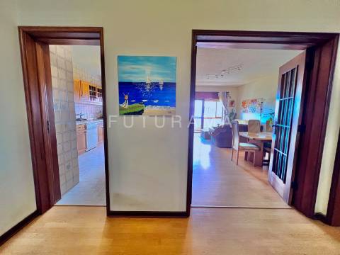 Apartamento T3 na Torre Londres, nas Palmeiras - Oeiras