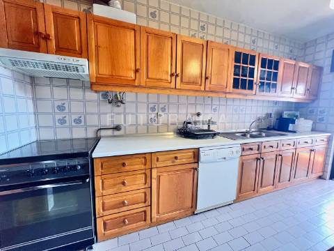 Apartamento T3 na Torre Londres, nas Palmeiras - Oeiras