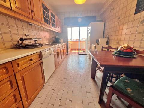 Apartamento T3 na Torre Londres, nas Palmeiras - Oeiras