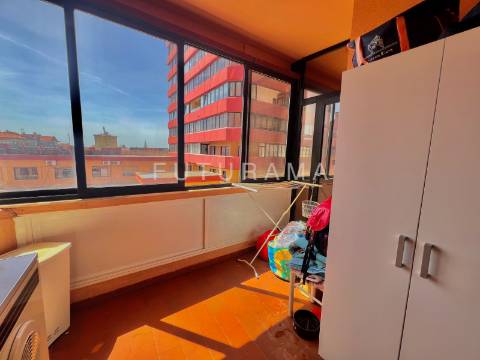 Apartamento T3 na Torre Londres, nas Palmeiras - Oeiras