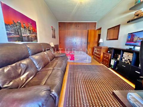 Apartamento T3 na Torre Londres, nas Palmeiras - Oeiras