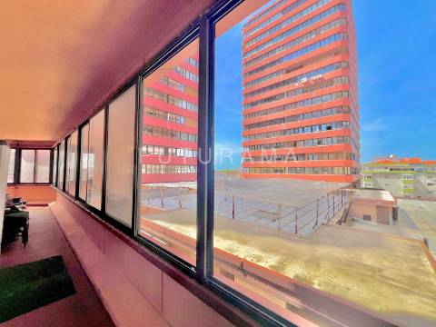 Apartamento T3 na Torre Londres, nas Palmeiras - Oeiras