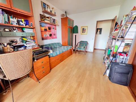 Apartamento T3 na Torre Londres, nas Palmeiras - Oeiras