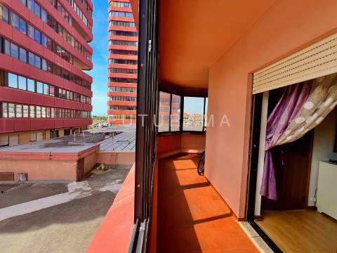 Apartamento T3 na Torre Londres, nas Palmeiras - Oeiras