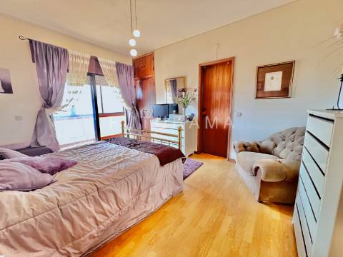 Apartamento T3 na Torre Londres, nas Palmeiras - Oeiras