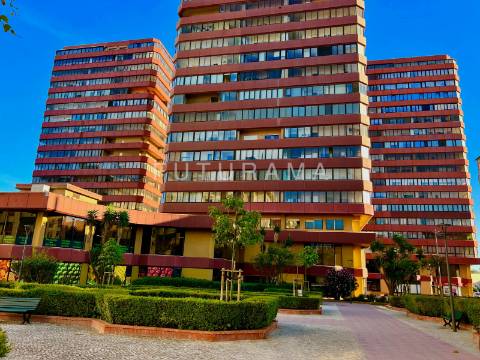 Apartamento T3 na Torre Londres, nas Palmeiras - Oeiras