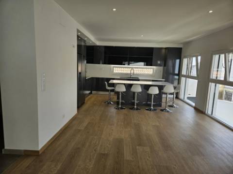 Moradia T4 a estrear com piscina em Alverca do Ribatejo - Vila Franca de Xira