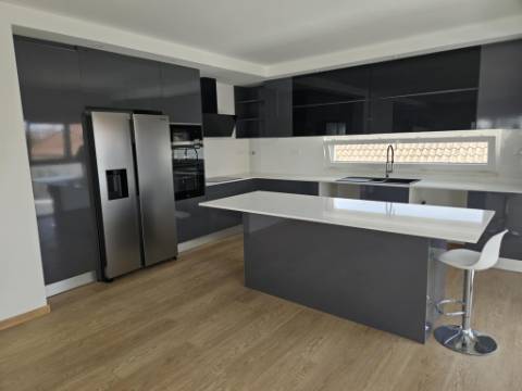 Moradia T4 a estrear com piscina em Alverca do Ribatejo - Vila Franca de Xira