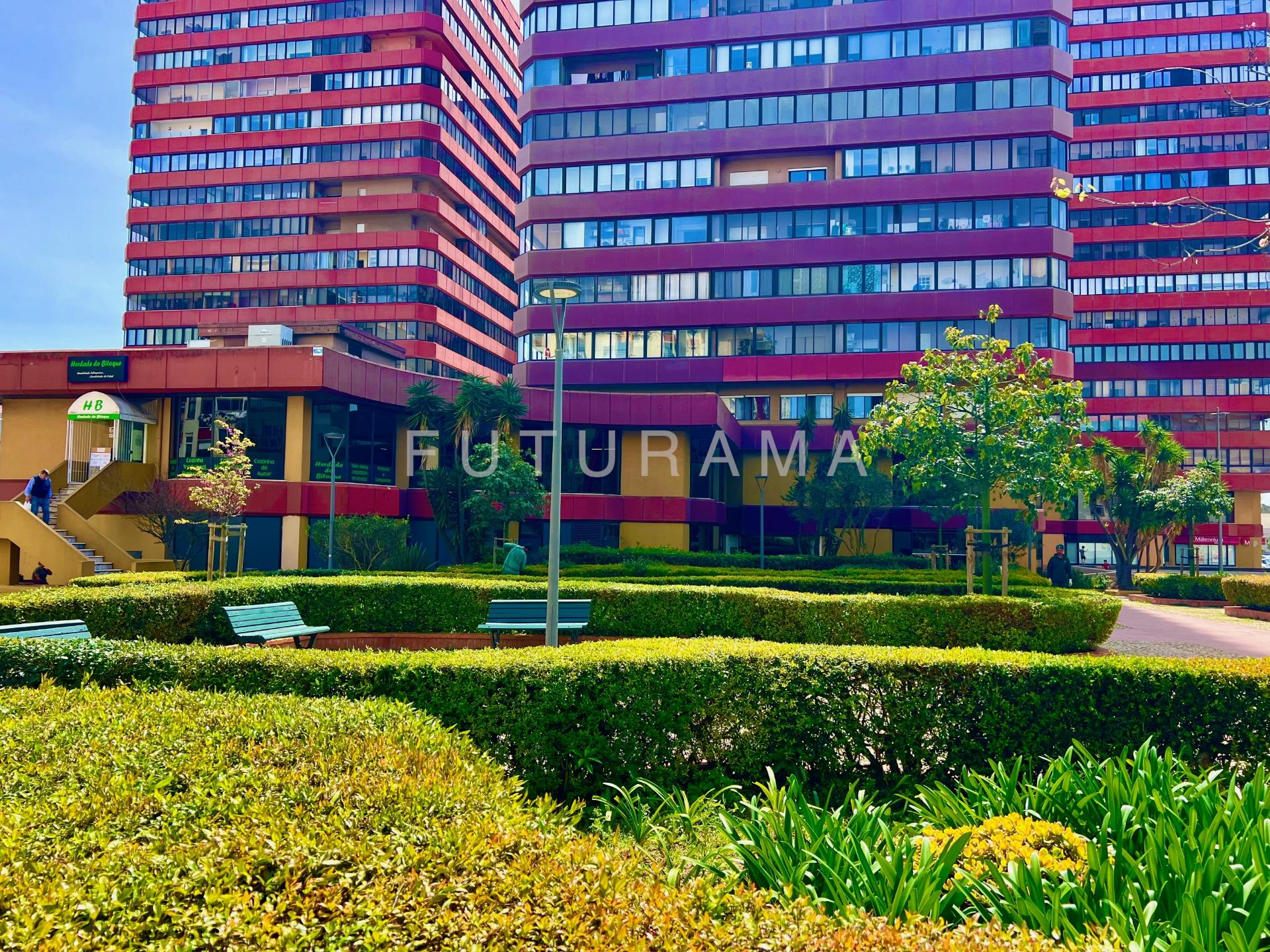 Apartamento T3 na Torre Londres, nas Palmeiras - Oeiras