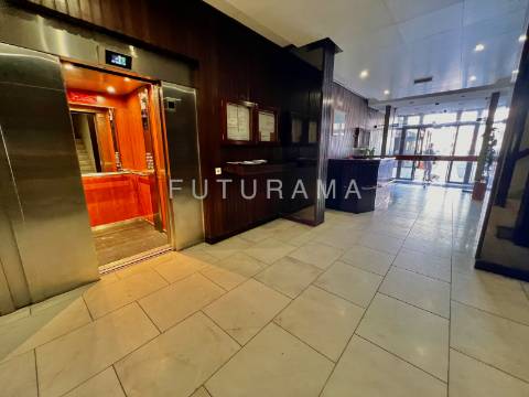 Apartamento T3 na Torre Londres, nas Palmeiras - Oeiras