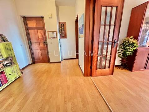 Apartamento T3 na Torre Londres, nas Palmeiras - Oeiras
