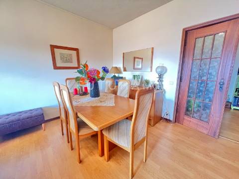 Apartamento T3 na Torre Londres, nas Palmeiras - Oeiras