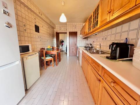 Apartamento T3 na Torre Londres, nas Palmeiras - Oeiras