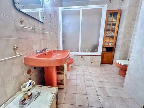 Apartamento T3 na Torre Londres, nas Palmeiras - Oeiras