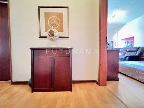 Apartamento T3 na Torre Londres, nas Palmeiras - Oeiras