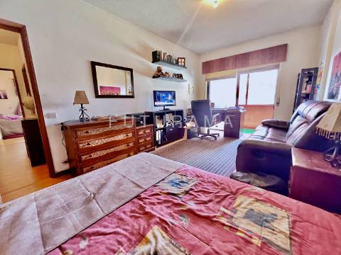 Apartamento T3 na Torre Londres, nas Palmeiras - Oeiras