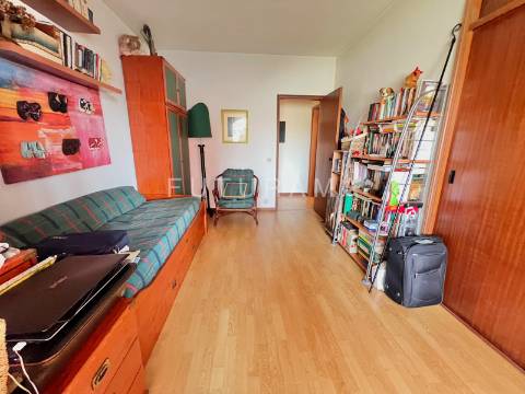 Apartamento T3 na Torre Londres, nas Palmeiras - Oeiras