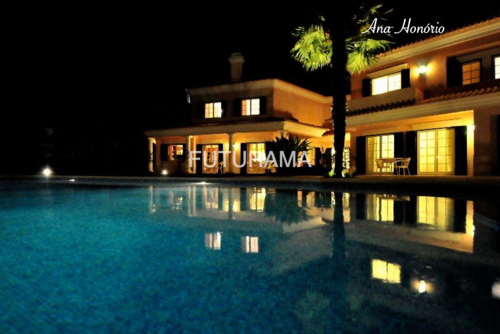 Procura uma moradia espaçosa (8 Suites) para residir com toda a família no centro de Cascais,