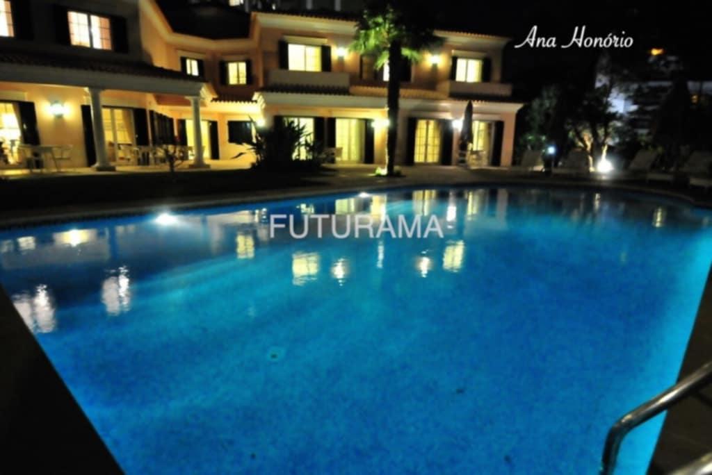 Procura uma moradia espaçosa (8 Suites) para residir com toda a família no centro de Cascais,