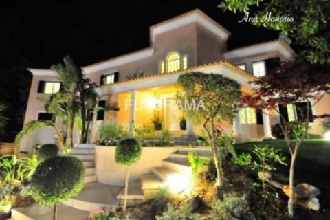 Procura uma moradia espaçosa (8 Suites) para residir com toda a família no centro de Cascais,